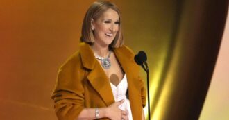 Copertina di Grammy 2024, Celine Dion compare a sorpresa sul palco dopo mesi di assenza per la malattia: “Sono davvero felice di essere qui”