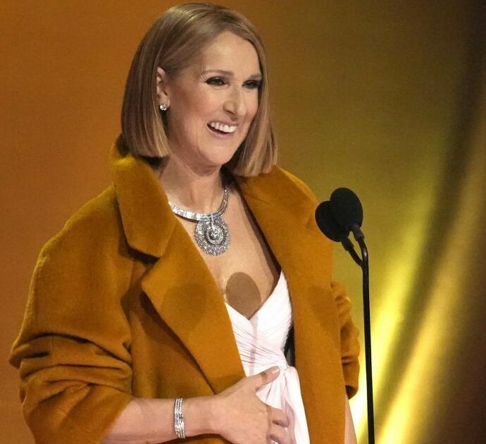 Grammy 2024, Celine Dion compare a sorpresa sul palco dopo mesi di assenza per la malattia: “Sono davvero felice di essere qui”