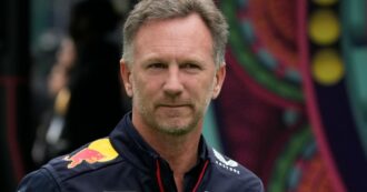 Copertina di Red Bull avvia un’inchiesta sul team principal Chris Horner: è accusato da una dipendente. “Le ha inviato foto inappropriate”