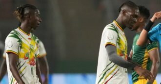 Copertina di Coppa d’Africa, due giocatori del Mali in campo con la malaria. Bassetti: “Perché è possibile”