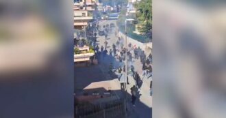 Copertina di Giulianova-Teramo, scontri tra tifoserie prima del derby. Lancio di oggetti e bastonate: la rissa ripresa dalle finestre – Video