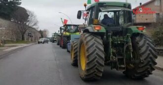 Copertina di Protesta degli agricoltori, i trattori in marcia verso Roma tra bandierine italiane e Inno. E il sindaco di Vetralla li accoglie con la fascia tricolore
