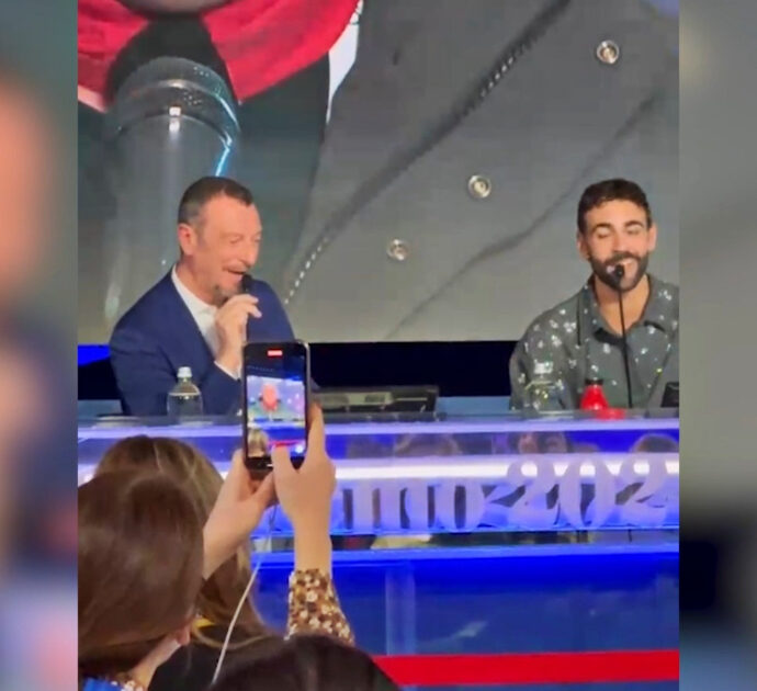 Festival di Sanremo, Amadeus canta ‘Bella ciao’ con Mengoni in conferenza stampa: “Noi antifascisti? Sì”