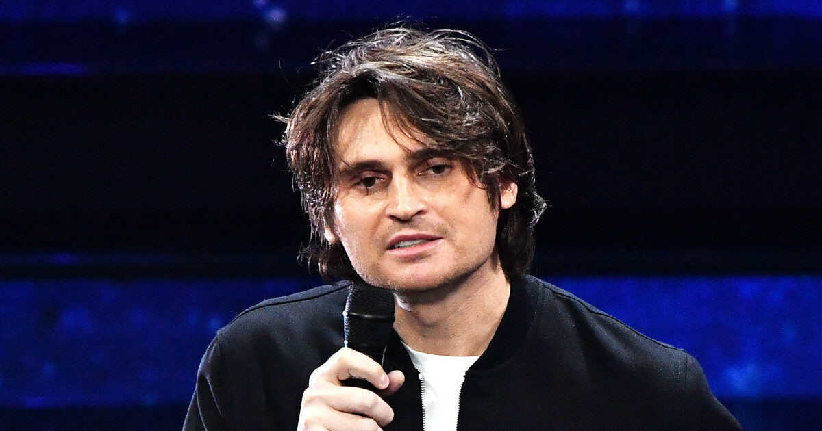 Angelo Duro: “I moralisti mi hanno fatto diventare ricco. Sanremo? Uno schifo. Volevo i fischi invece mi hanno applaudito”