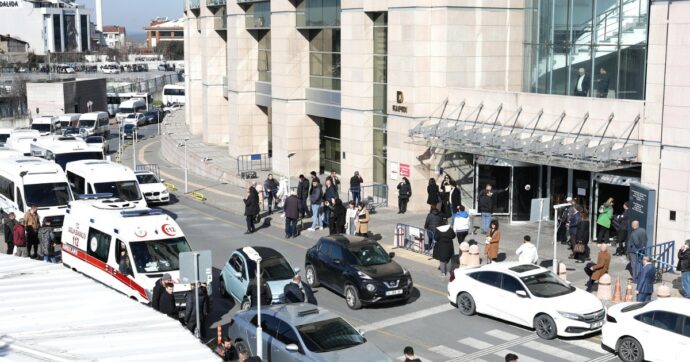 Sventato attentato al tribunale di Istanbul: uccisi i due terroristi. Ferite sei persone, anche tre poliziotti