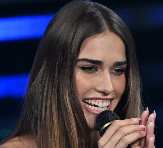 Sanremo 2024, Clara sul palco e il pubblico invoca “Cardiotrap” di Mare Fuori: “O chiattì c’hanna futtut o’ piezz!”