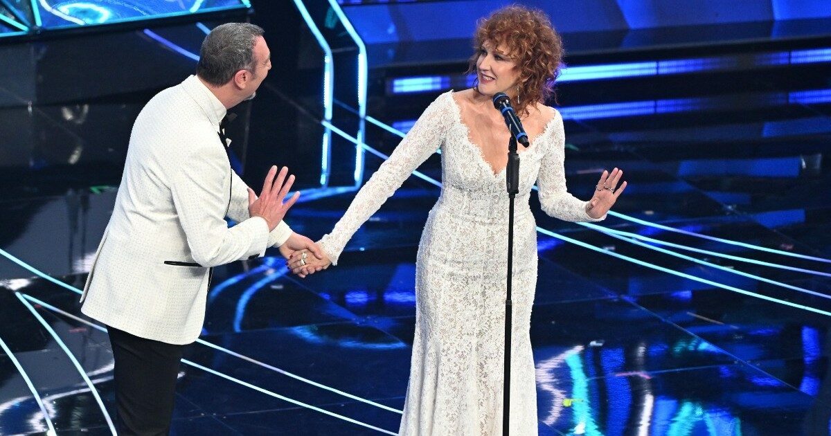 Sanremo 2024, perché Fiorella Mannoia si è vestita da sposa (e perché tutti hanno scelto abiti neri)