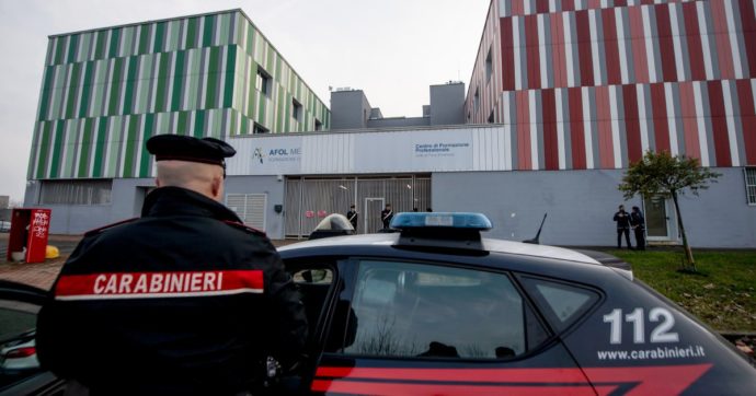 Accoltella 16enne fuori scuola: ha diciotto anni