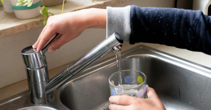Pfas nell’acqua potabile, ennesima incoerenza: il Governo Meloni rinvia di 6 mesi l’applicazione dei limiti che l’Italia si era imposta