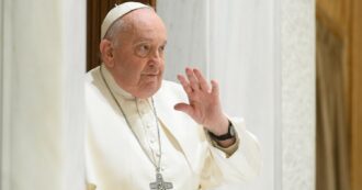 Copertina di Papa: “Scandalizzarsi per la benedizione ai gay? Ipocrisia. È peccato benedire un imprenditore che sfrutta la gente”