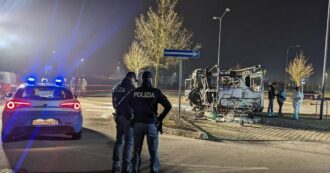 Copertina di Camper a fuoco in un parcheggio a Ferrara: trovati due corpi carbonizzati. “Possibile esplosione causata da una fuga di gas”
