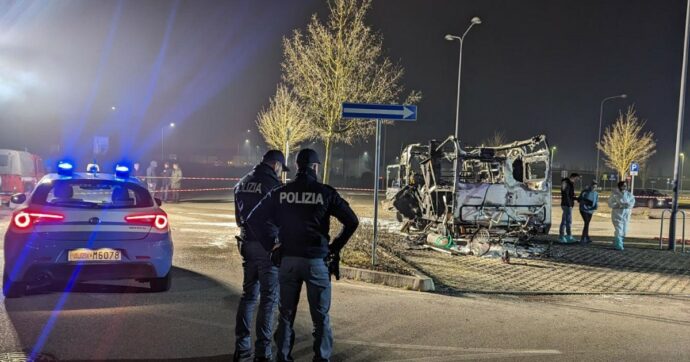 Camper a fuoco in un parcheggio a Ferrara: trovati due corpi carbonizzati. “Possibile esplosione causata da una fuga di gas”