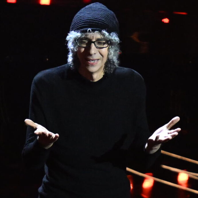 Sanremo 2024, Giovanni Allevi in lacrime sul palco dell’Ariston: “Ho due vertebre fratturate e tremore e formicolio alle dita, ma suonerò con tutta l’anima” – VIDEO