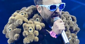 Copertina di Sanremo 2024, le pagelle dei look della prima serata: Dargen D’Amico con gli orsetti di peluche, I Ricchi e Poveri impacchettati – FOTO