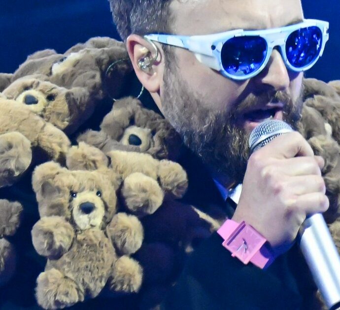 Sanremo 2024, le pagelle dei look della prima serata: Dargen D’Amico con gli orsetti di peluche, I Ricchi e Poveri impacchettati – FOTO
