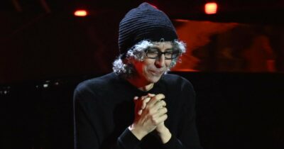 Copertina di Giovanni Allevi: “Quando vado a fare la flebo di farmaco all’Istituto dei tumori di Milano tra noi malati ci si fa coraggio. L’aspetto psicologico è importante”