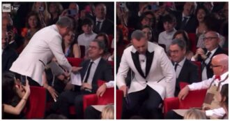 Copertina di Sanremo 2024, Amadeus si siede su uno spettatore ma non si accorge che è il presidente di Rai Cinema. Fiorello: “Sembravi Rosa Chemical”