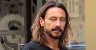 Copertina di Sanremo 2024, tutte le volte che Bon Sinclar si è infuriato durante le serate