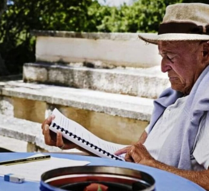 Carlo Formigoni morto, il suo corpo senza vita trovato sugli scogli in Puglia: in spiaggia i suoi effetti personali e una sedia a sdraio