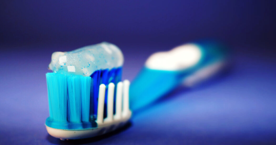 Attenzione al dentifricio con il triclosan: “Porta alla selezione di batteri resistenti agli antibiotici”