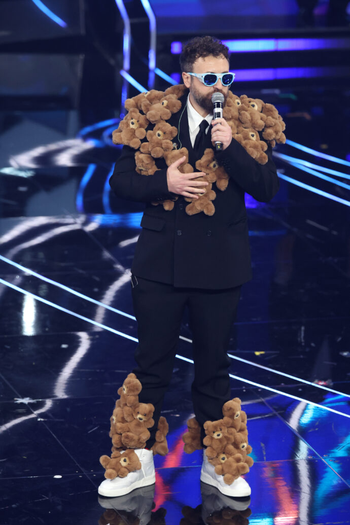 Sanremo 2024, le pagelle dei look della prima serata: Dargen D'Amico con  gli orsetti di peluche, I Ricchi e Poveri impacchettati - FOTO - Il Fatto  Quotidiano