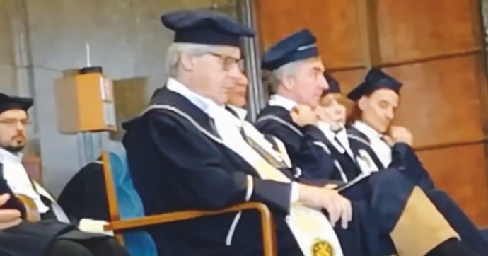 Titoli e cattedre inesistenti: la lezione del “prof. Sgarbi”