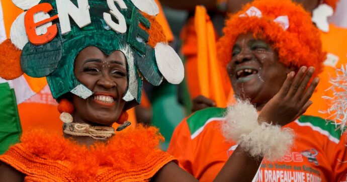 Domeniche Bestiali – Beccato dalla tv mentre ci prova con la vicina allo stadio: deve scusarsi con la famiglia