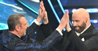 Copertina di Sanremo 2024, le pagelle televisive della seconda serata: bocciata la gag con John Travolta. “Romagna mia” dopo il toccante intervento di Allevi? Non una grande idea