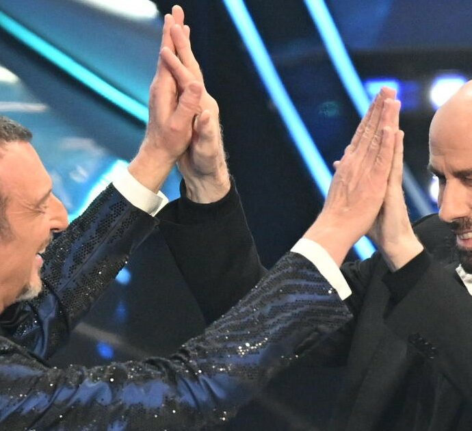 Sanremo 2024, le pagelle televisive della seconda serata: bocciata la gag con John Travolta. “Romagna mia” dopo il toccante intervento di Allevi? Non una grande idea