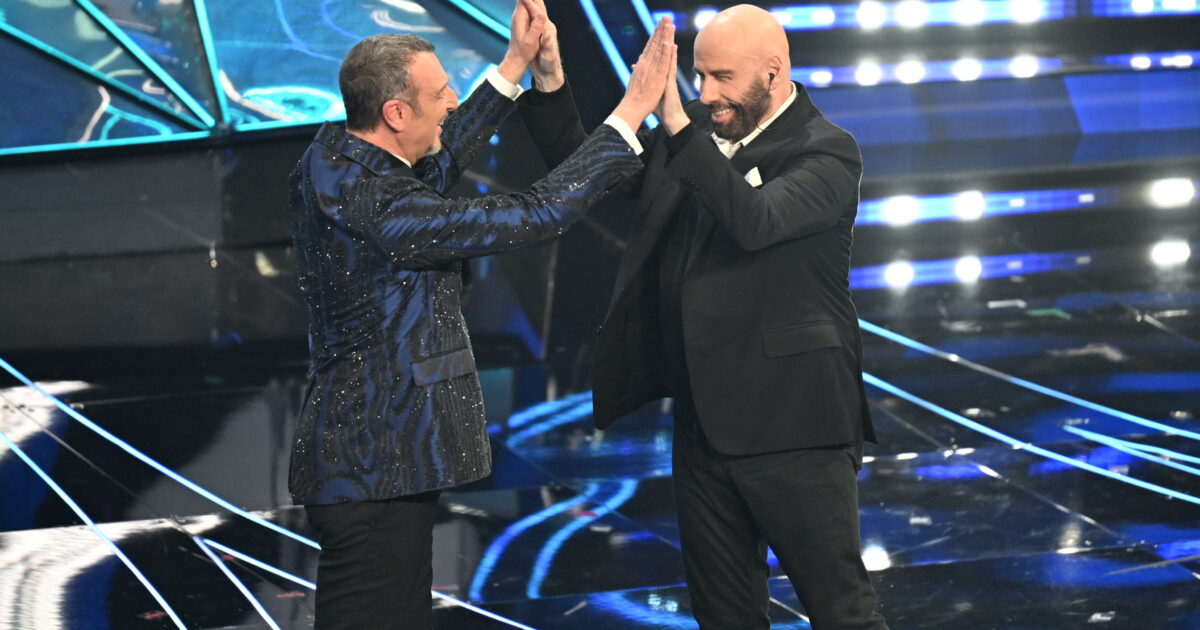 John Travolta, le scarpe sponsorizzate e quel siparietto sul palco di Sanremo con Amadeus: “Io posso farlo senza scarpe”