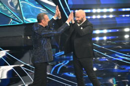 Copertina di John Travolta, le scarpe sponsorizzate e quel siparietto sul palco di Sanremo con Amadeus: “Io posso farlo senza scarpe”