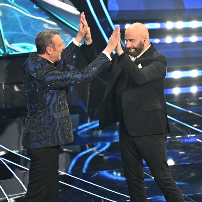 John Travolta, le scarpe sponsorizzate e quel siparietto sul palco di Sanremo con Amadeus: “Io posso farlo senza scarpe”