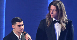 Copertina di Sanremo 2024, Cucciolo e Milos di Mare Fuori: “Abbandoniamo gli stereotipi, una coppia non si fonda sull’attribuire ruoli” – VIDEO