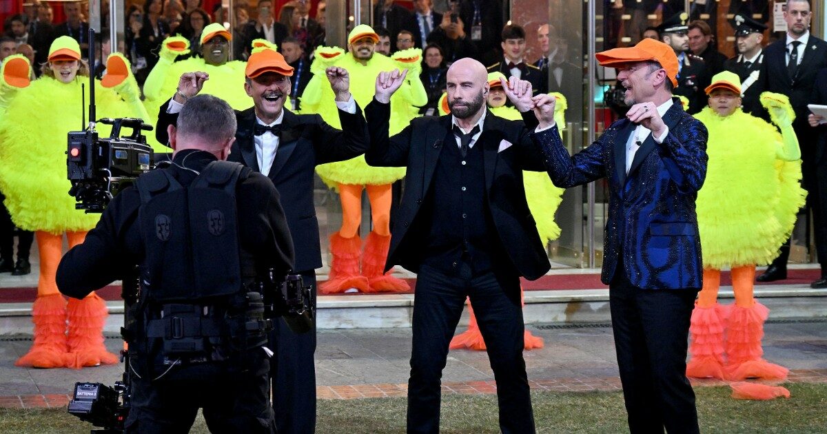 Sanremo 2024, John Travolta non firma la liberatoria per il ballo del qua qua: “Non si potrà più vedere in tv”