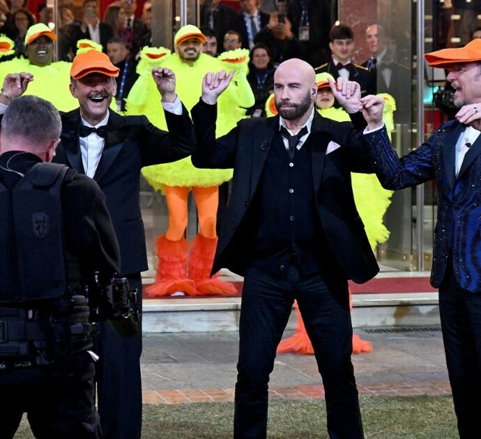 Sanremo 2024, John Travolta non firma la liberatoria per il ballo del qua qua: “Non si potrà più vedere in tv”