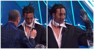 Copertina di Sanremo 2024, Ghali presenta Fred De Palma ma fa una gaffe: “Scusate, non ho il microfono” – Video