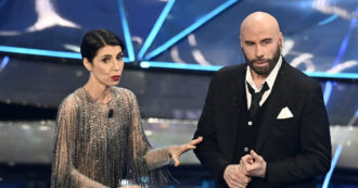 Copertina di Sanremo 2024, John Travolta: “Si può morire perché ci spezzano il cuore, e io ho deciso di non spezzarlo a nessuno”
