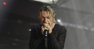 Copertina di Sanremo 2024, Irama furioso per il look? “È nero: non gli hanno asciugato bene i capelli con il diffusore e il riccio era moscio”: l’indiscrezione