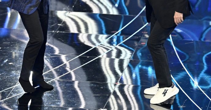 Copertina di Sanremo e il qua qua di Travolta: su Rai1 con le scarpe per cui fa pubblicità
