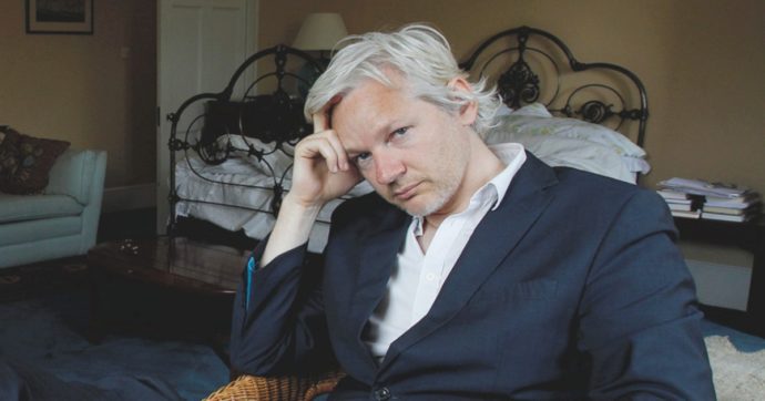 Copertina di Assange, Gualtieri adesso ci ripensa: “Ok cittadinanza”