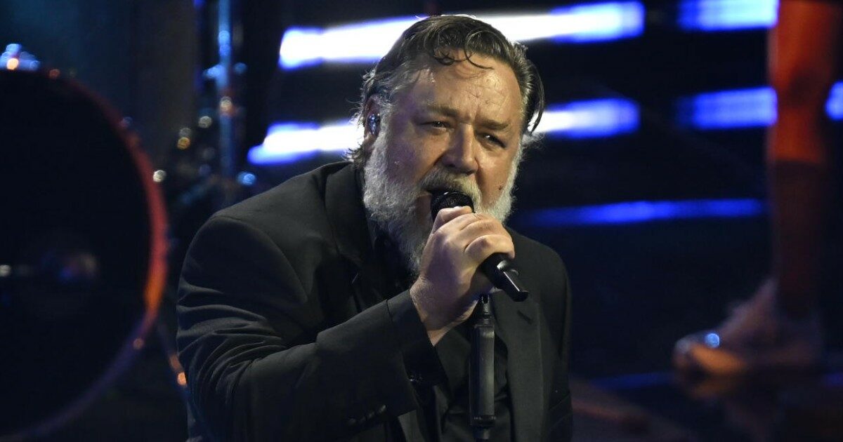 Sanremo 2024, Russell Crowe commenta ‘il caso’ John Travolta: “What a fu*k”