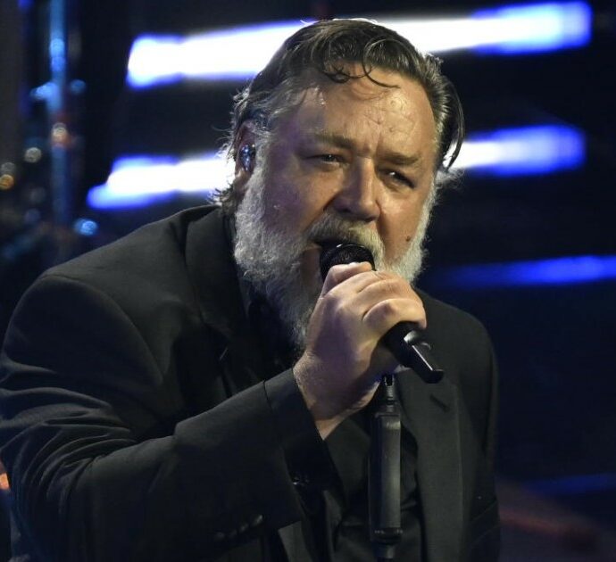 Sanremo 2024, Russell Crowe commenta ‘il caso’ John Travolta: “What a fu*k”