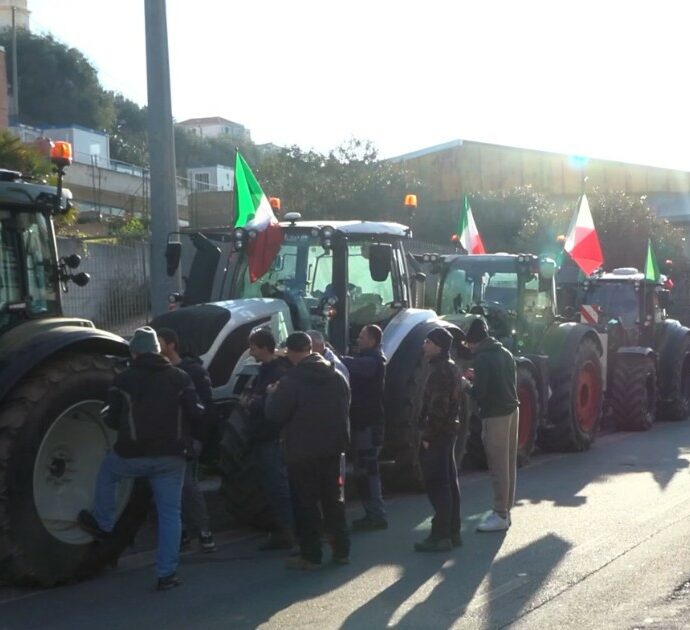La protesta degli agricoltori arriva a Sanremo, i trattori partiti da Melegnano in sosta al Mercato dei fiori – Video