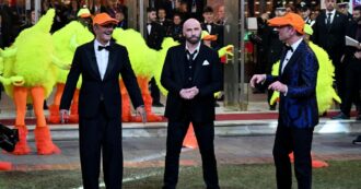 Copertina di Sanremo 2024, Fiorello e Amadeus fanno ballare a John Travolta il “Ballo del qua qua”. Ed è bufera social: “Figura di me***” – Video