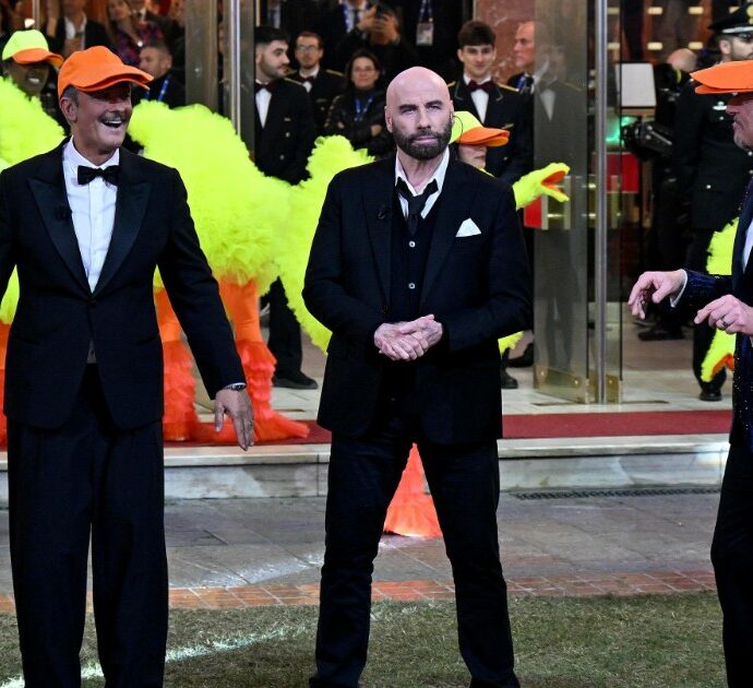 Sanremo 2024, Fiorello e Amadeus fanno ballare a John Travolta il “Ballo del qua qua”. Ed è bufera social: “Figura di me***” – Video
