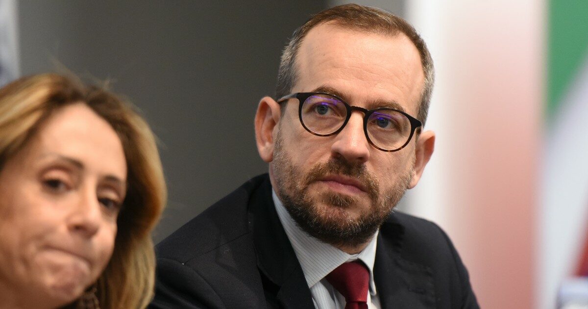 La 'scena fantozziana' del deputato Filini (Fdi), il Pd: 