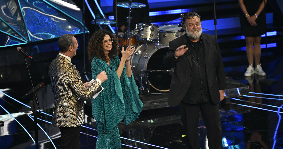 Sanremo 2024 la classifica della terza serata: in testa Angelina Mango. Russell Crowe commenta il caso Travolta: “What the fu*k”, Fiorello: “Ci insultano tutti per il ballo del ‘qua qua”‘ – FOTO