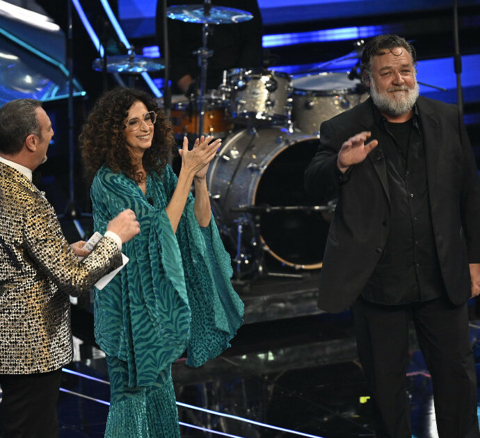 Sanremo 2024 la classifica della terza serata: in testa Angelina Mango. Russell Crowe commenta il caso Travolta: “What the fu*k”, Fiorello: “Ci insultano tutti per il ballo del ‘qua qua”‘ – FOTO