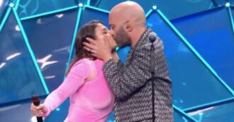Copertina di Sanremo 2024, il bacio tra Emma Marrone e Giuliano Sangiorgi sul palco infiamma i social: “Ci portiamo fortuna”. Ecco perché l’hanno fatto