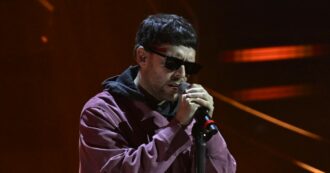 Copertina di Sanremo 2024, Gazzelle e il ‘dramma’ del cuscino a Domenica In: “Quello dell’hotel era troppo alto. Ho la cervicale ma è solo il minore dei miei problemi”